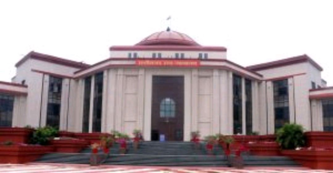 Bilaspur High Court News: क्रमोन्नत वेतनमान को लेकर 300 शिक्षकों ने लगाई याचिका, हाईकोर्ट ने राज्य सरकार को फटकार लगाई