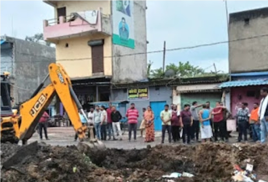 कुसमुंडा: व्यापारियों के विरोध का असर, निगम अधिकारियों ने शुरू किया सड़क व जलभराव की समस्या का समाधान