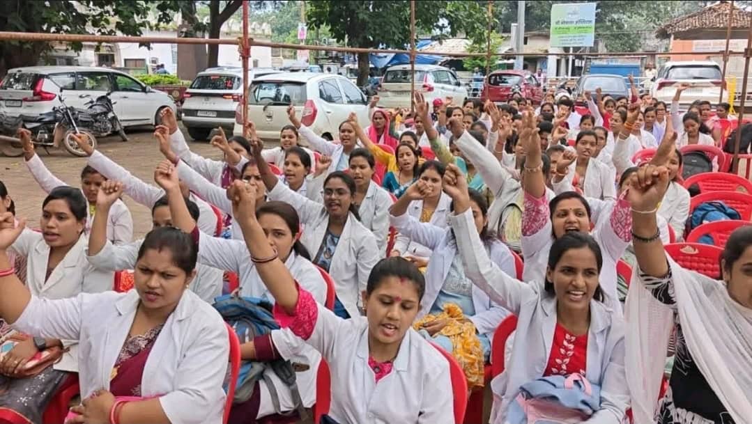 CG NHM Protest: छत्तीसगढ़ में NHM कर्मचारियों पर गाज, बर्खास्तगी की कार्रवाई शुरू… कई जिलों के CMHO ने जारी किया आदेश