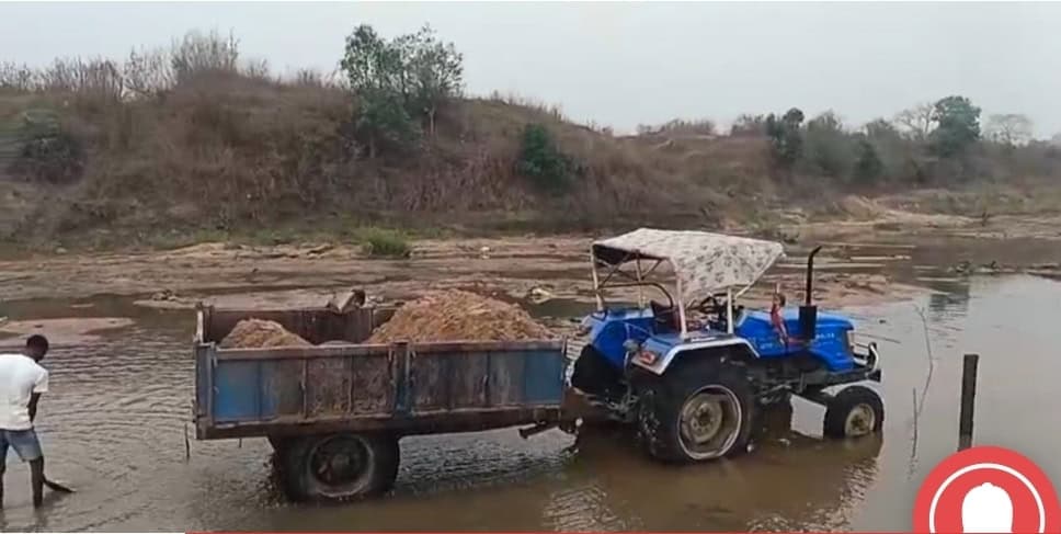 कोरबा जिला: रेत माफियाओं का आतंक, ग्रामीण सड़कें बर्बाद, प्रशासन बेखबर