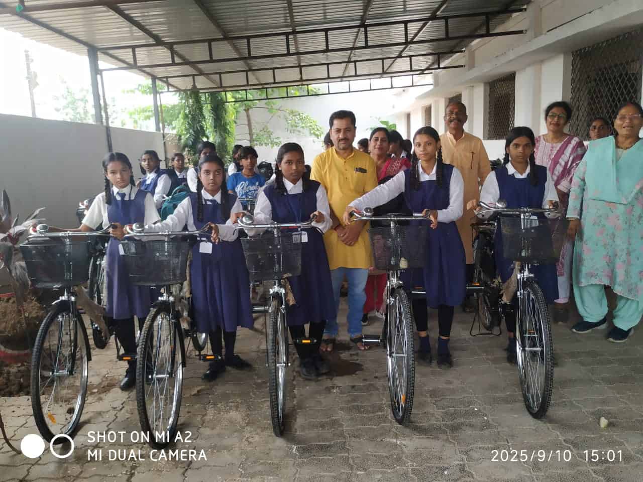 सरस्वती साइकिल योजना: हाई स्कूल मठपारा में छात्राओं को किया साइकिल का वितरण