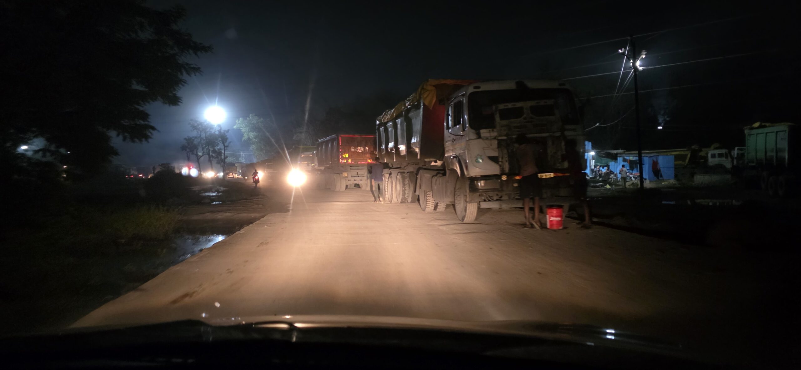 कुसमुंडा थाना चौक में ट्रेलर चालकों की मनमानी से बढ़ रही परेशानी, बाईपास रोड पर रोजाना लग रहा जाम