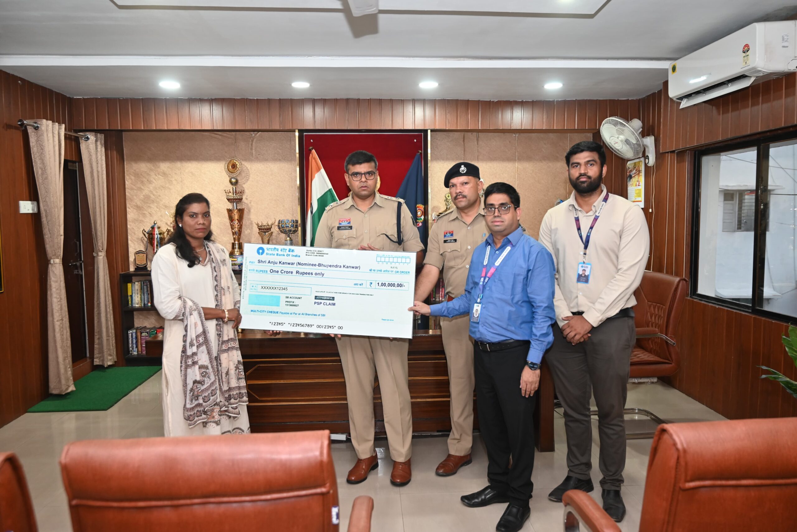 SBI पुलिस सैलरी पैकेज योजना के तहत दिवंगत आरक्षक भूपेन्द्र सिंह कंवर के परिजनों को मिला ₹1 करोड़ का सहायता चेक