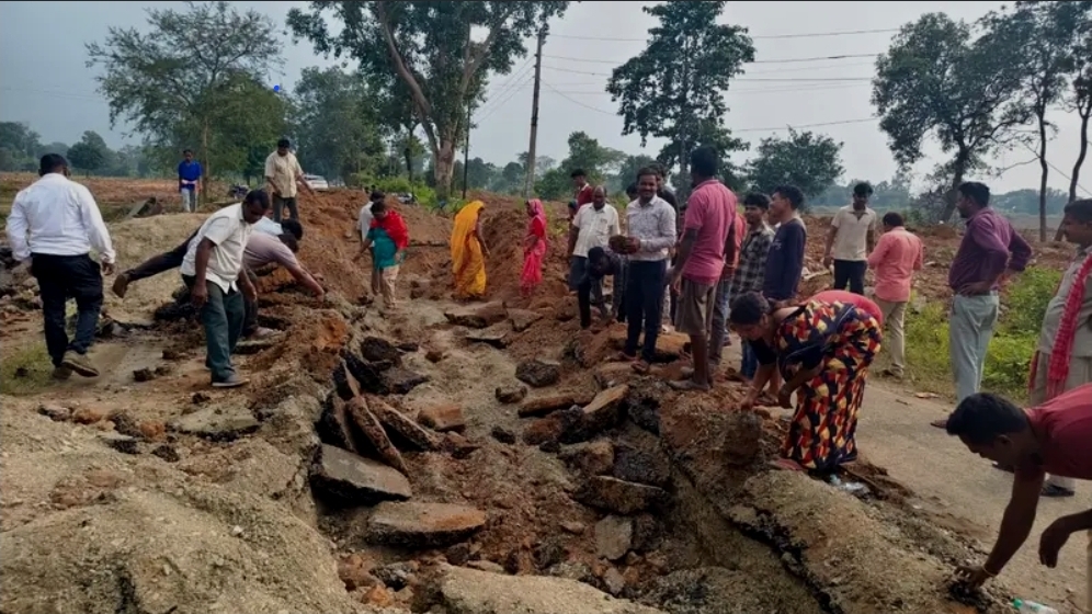 एसईसीएल गेवरा ने कुसमुंडा–हरदीबाजार मार्ग किया बंद, किसानों का विरोध तेज — खदान विस्तार कार्य रोका गया