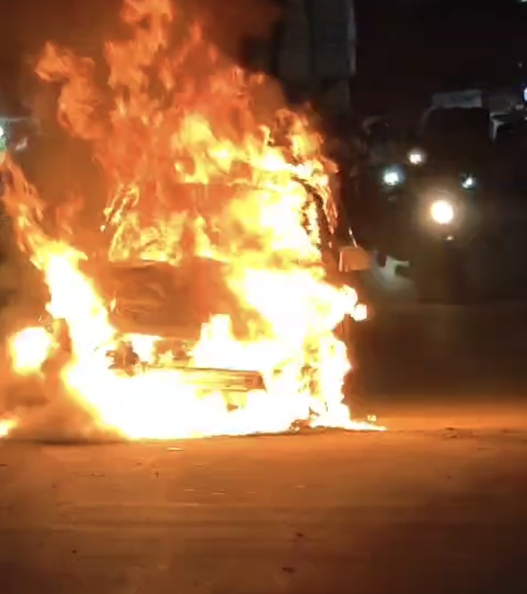 Raipur News breaking news: चलती कार में अचानक लगी आग, चालक ने कूदकर बचाई जान – अवंति विहार में मचा हड़कंप