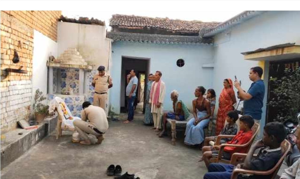 कुसमुंडा थाना प्रभारी युवराज तिवारी ने शहीद मूलचंद कंवर को दी श्रद्धांजलि, कहा– शहीदों के परिवार हमारा गौरव हैं