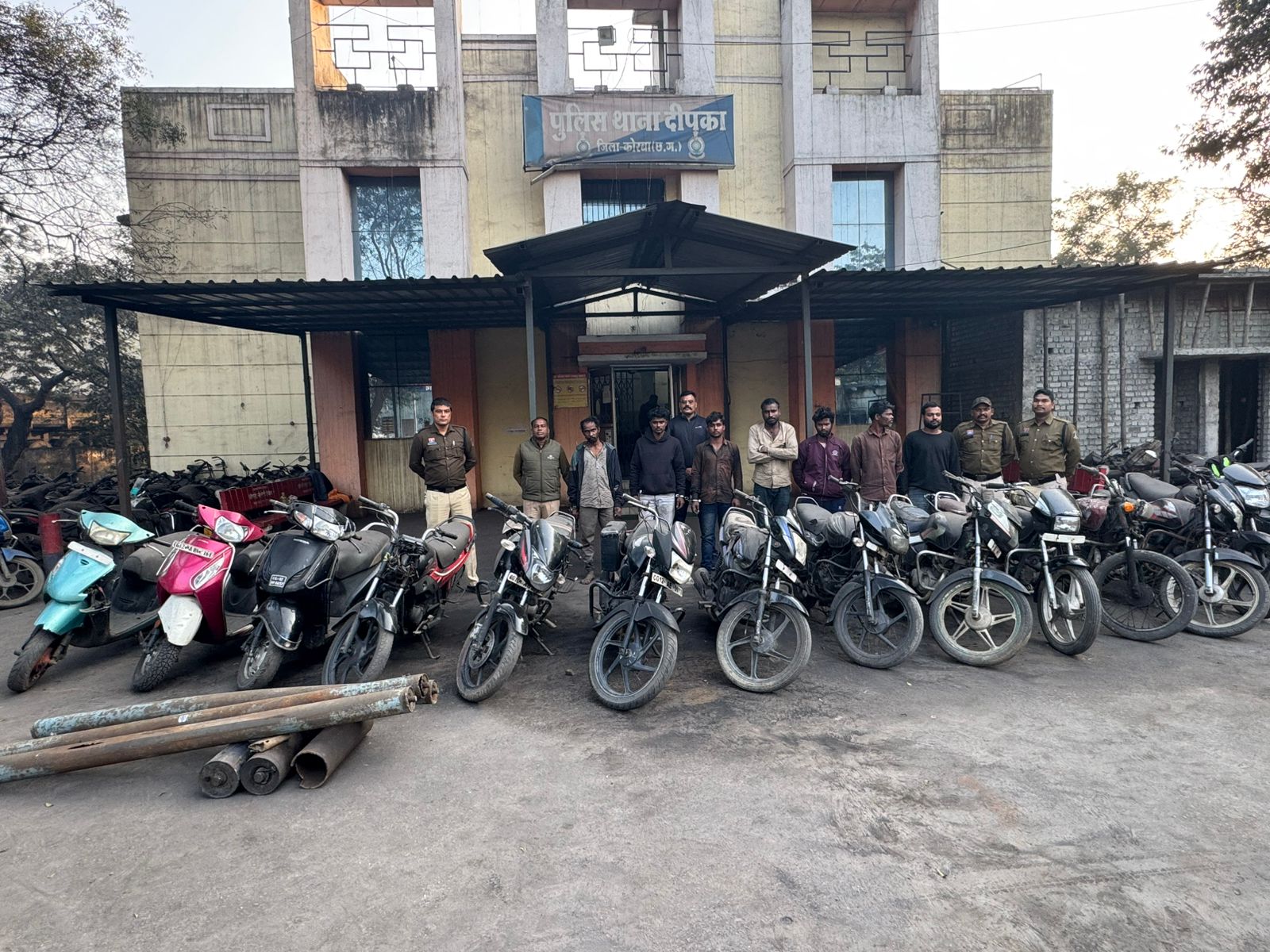 “कोरबा में मोटरसाइकिल चोरी गैंग का पर्दाफाश! 14 बाइक, 6 SECL रोलर बरामद – 7 आरोपी गिरफ्तार”