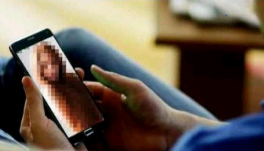 Social media Crime News: सोशल मीडिया की दोस्ती ने शादीशुदा महिला की जिंदगी में मचाया हंगामा, युवक ने बनाई फर्जी ID और वायरल कर दिए फोटो