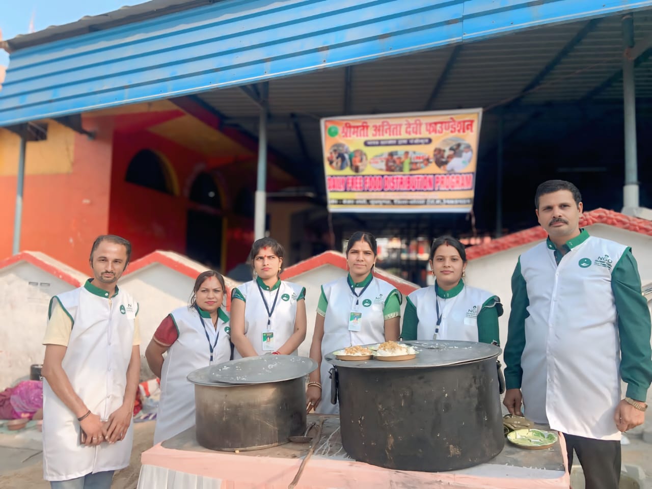 श्रीमती अनितादेवी फाउंडेशन द्वारा जरूरतमंदों को भोजन वितरण