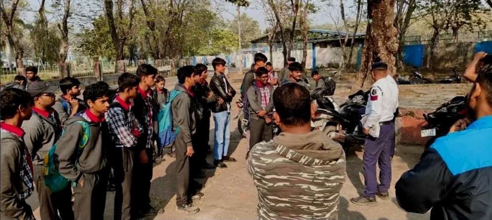 कोरबा यातायात पुलिस की पहल: नाबालिग छात्रों को दोपहिया वाहन न चलाने की दी सख्त समझाइश
