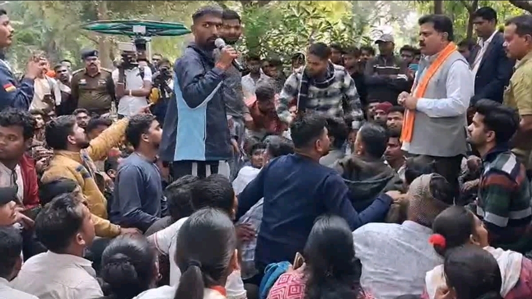 छत्तीसगढ़: पुलिस आरक्षक भर्ती विवाद पर गृह मंत्री विजय शर्मा की पहल, अभ्यर्थियों से की सीधी बातचीत ,क्या कुछ कहा पढ़े..