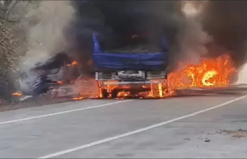 कोरबा ब्रेकिंग: नेशनल हाईवे पर ट्रेलर और ट्रक की भीषण टक्कर, आग में जिंदा जला ड्राइवर, घंटों लगा रहा जाम। कोरबा ब्रेकिंग: नेशनल हाईवे पर ट्रेलर और ट्रक की भीषण टक्कर, आग में जिंदा जला ड्राइवर, घंटों लगा रहा जाम।