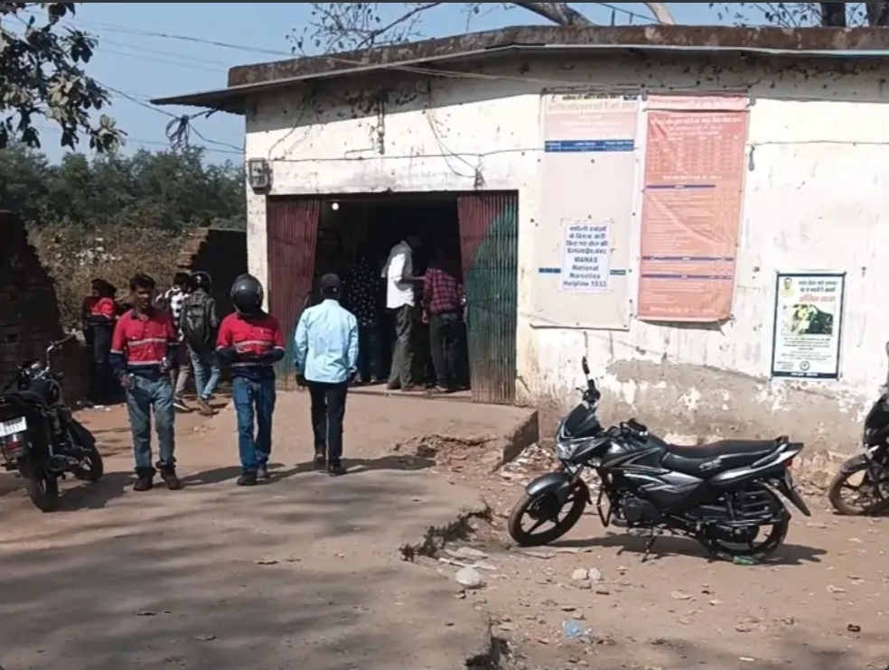 होली से पहले शराब में मिलावट का खेल उजागर: कोरबा के रामपुर शराब दुकान के 6 कर्मचारी हटाए गए