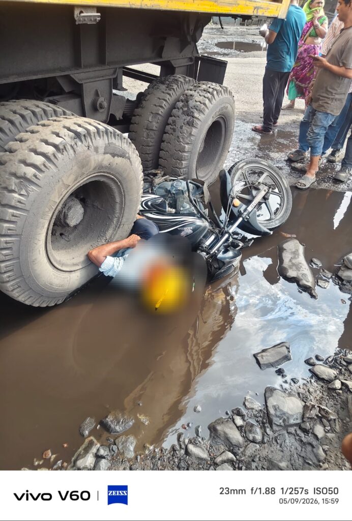 📰 कुसमुंडा में दर्दनाक हादसा: सड़क के गड्ढे बने मौत की वजह, ट्रेलर की चपेट में आने से SECL कर्मी की मौत