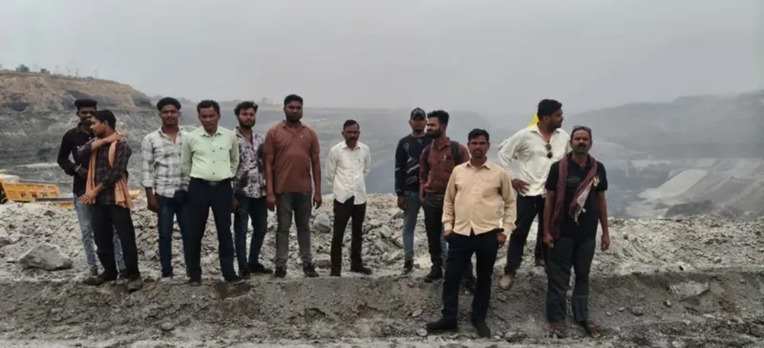 📰 गेवरा खदान में भूविस्थापितों का प्रदर्शन: जिला पंचायत सदस्य विनोद यादव ने रुकवाया PNC कंपनी का काम